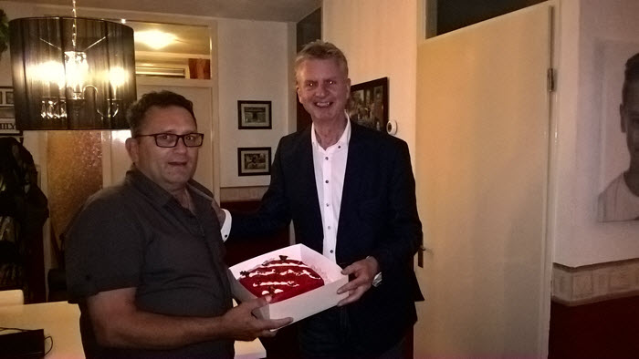 Rode taart voor Frits Sparnaaij Harderwijk
