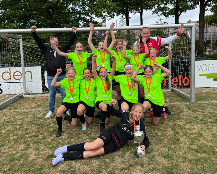 Meisjeselftal schoolvoetbaltoernooi de Parel 2025
