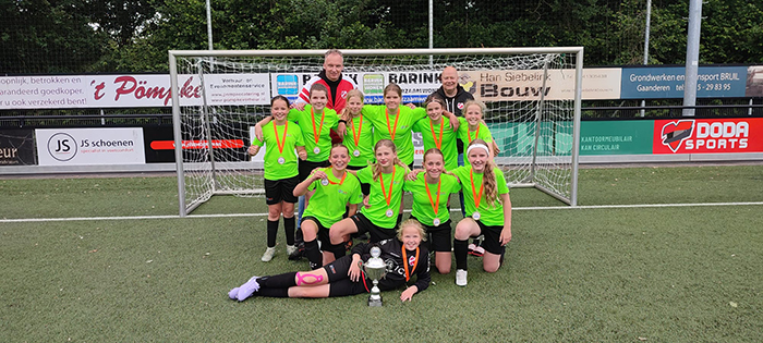 Meisjeselftal CBS de Parel Hierden regiofinale schoolvoetbaltoernooi