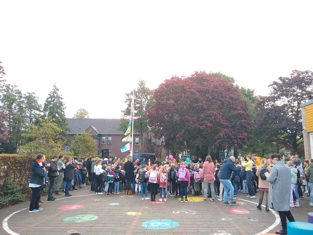 Vlag hijsen 50 jarig bestaan cbs de Wegwijzer Harderwijk