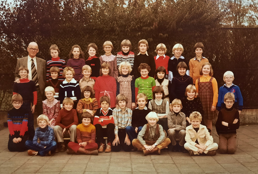 Klassenfoto School met de Bijbel Hierden 1968 1969