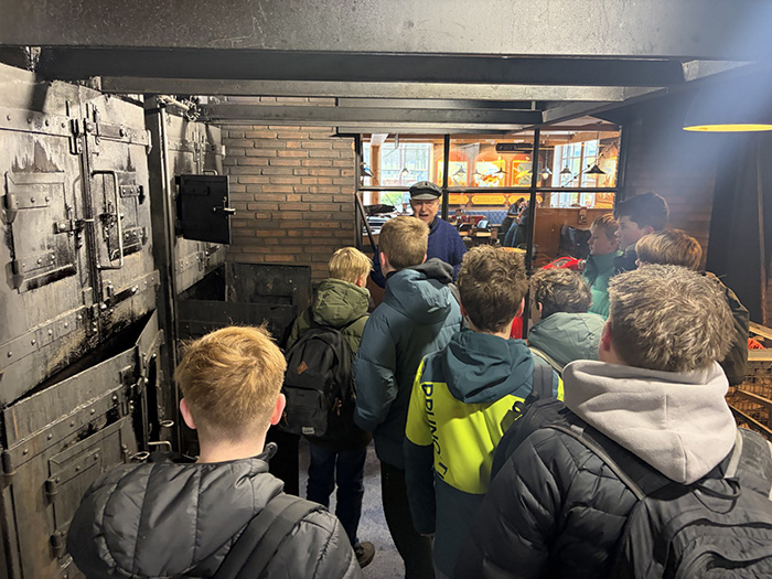 De leerlingen kregen een kijkje achter de schermen in de rokerij. (foto: Natascha Verhagen)