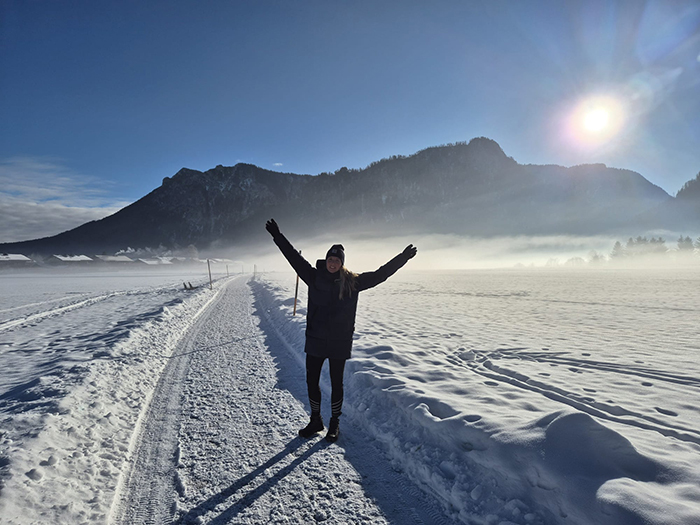 Winterwandeling in de sneeuw op zaterdagochtend voor de 1000 meter.