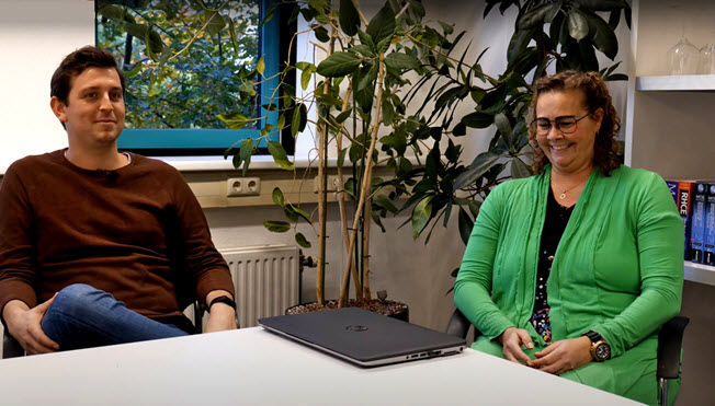 Tomas Moes, teammanager customer support 2ICT (l) en Natascha Kruger, coördinator Stichting Thuishuis Harderwijk