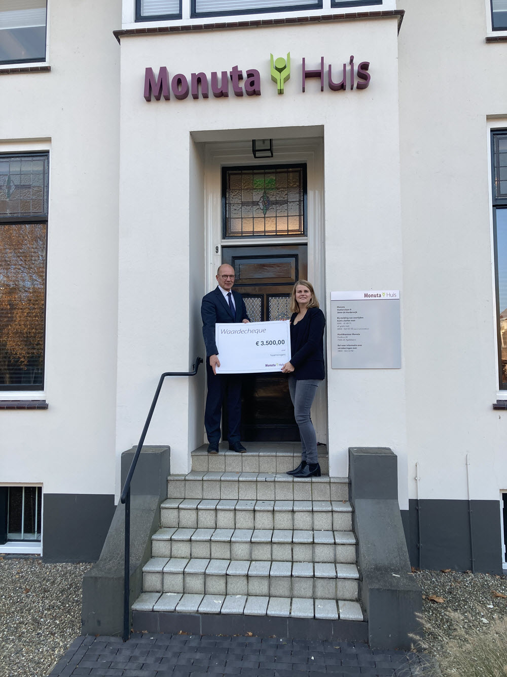 Stichting Felice ontvangt cheque van Monuta