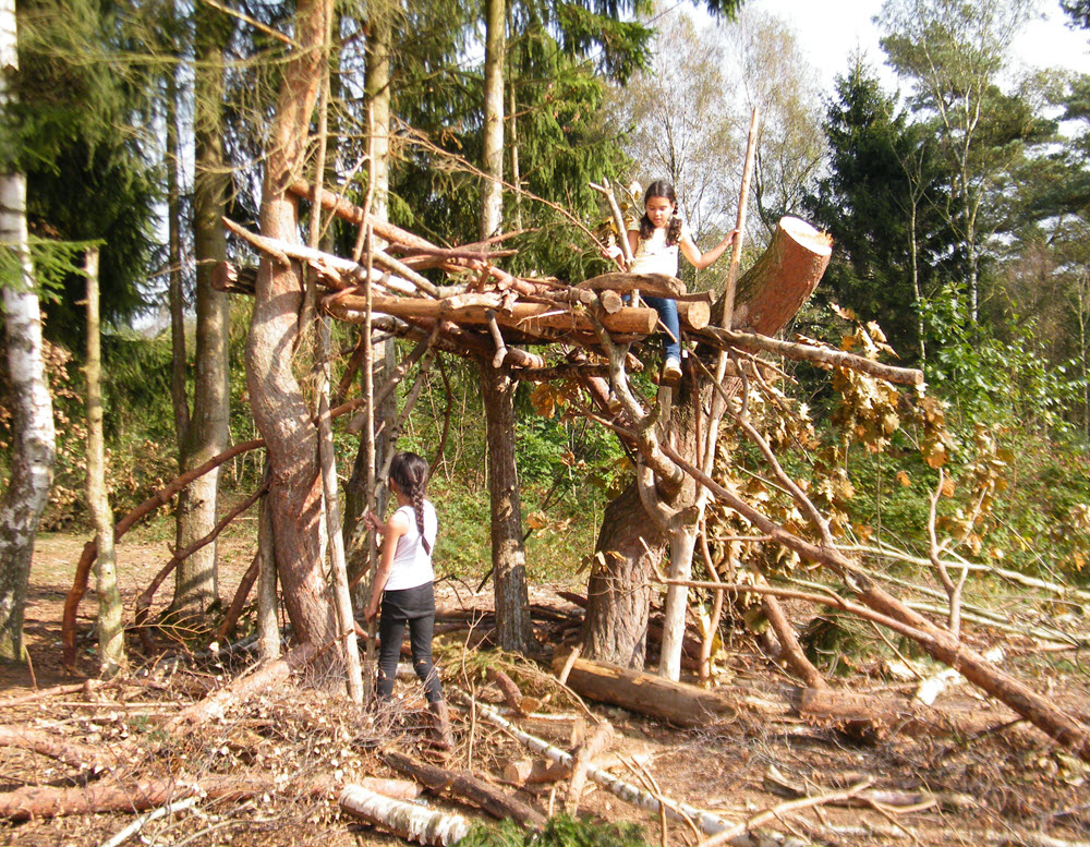 Speelbos, natuurspeeltuin of speelplaats in bos met kinderen - Mamaliefde