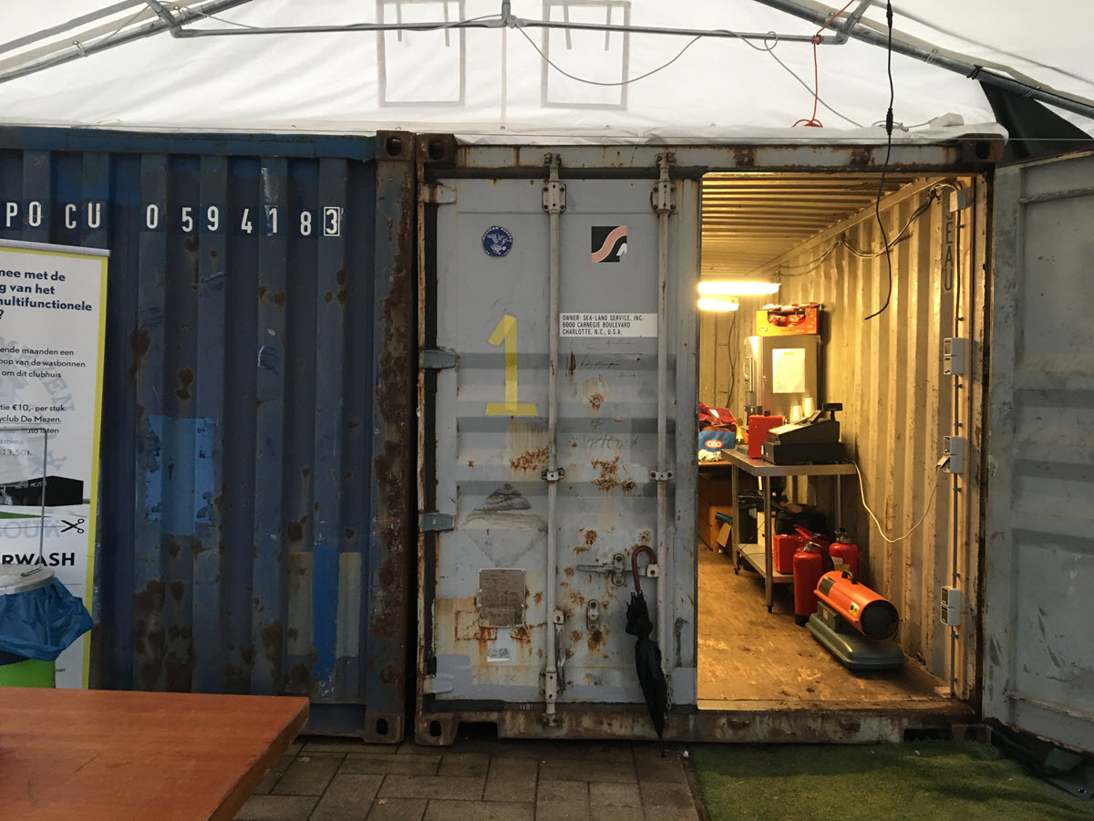 Container die dient als kleedkamer bij hockeyclub de Mezen Harderwijk