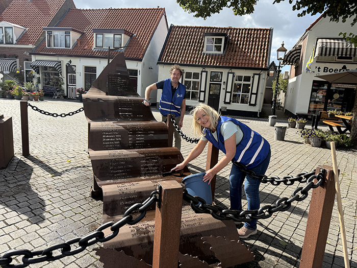 René Arendsen en Susan Wijngaard bij het monument voor de verdronken vissers