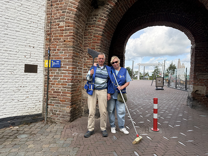 Leen Adam en Monique Maatjes aan het werk bij de Vischpoort 