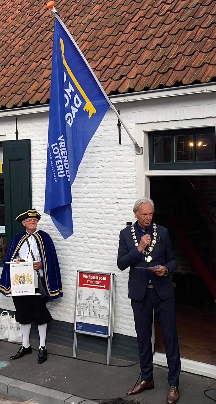 Burgemeester Jeroen Joon tijdens zijn openingswoord na aankondiging door Stadsomroeper Douwe Boersma