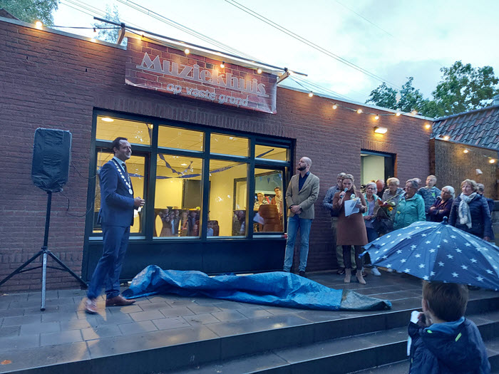 Muziekhuis op vaste grond opening