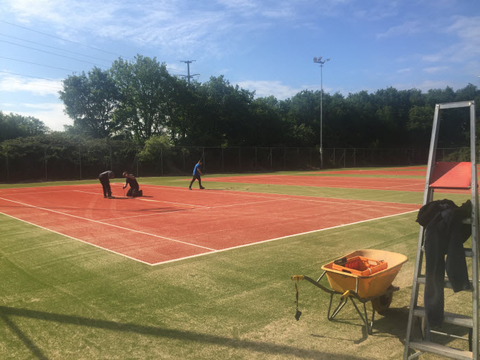 Vervanging banen en hekwerken Tennisvereniging Frankrijk
