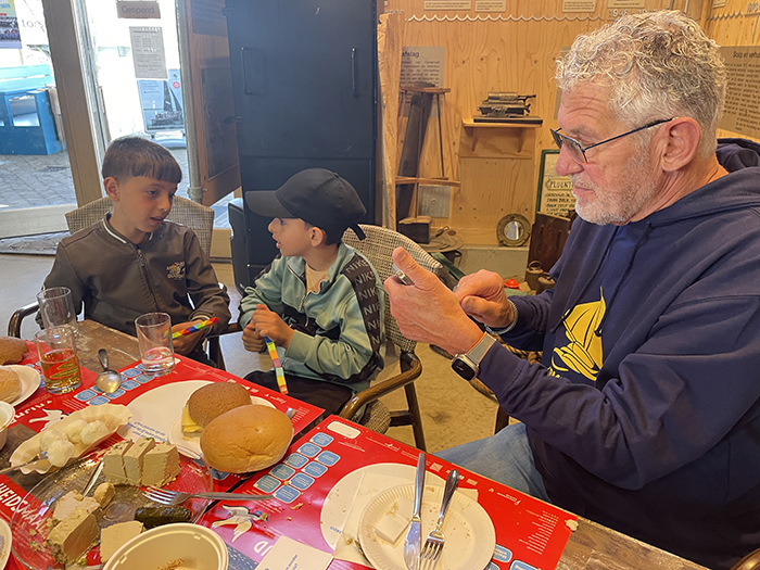 De vertaalapp van Google bleek een handig hulpmiddel voor een vrijwilliger van het Bottermuseum om te communiceren met jonge Syrische kinderen.
