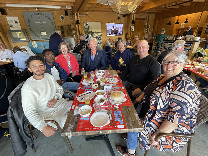 Vrijheidslunch met o.a. (vlnr) Osman, Ahmed, Maja Strijbos en burgemeester Jeroen Joon.