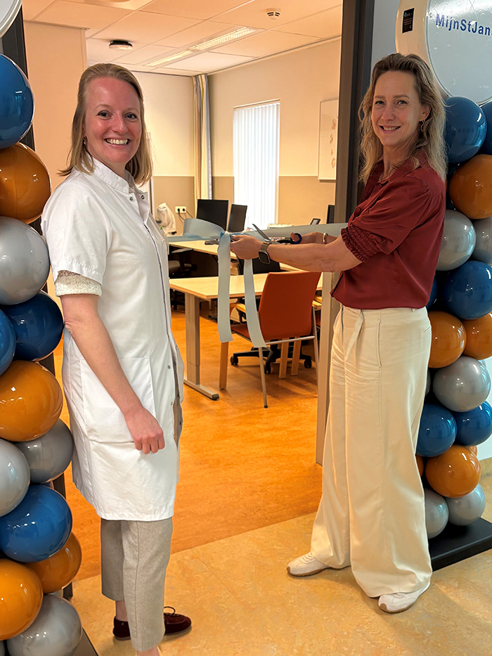  Leonie Boven (voorzitter Raad van Bestuur) en Stèphanie Eilander (gynaecoloog) openen de poli Vrouwengezondheid. 