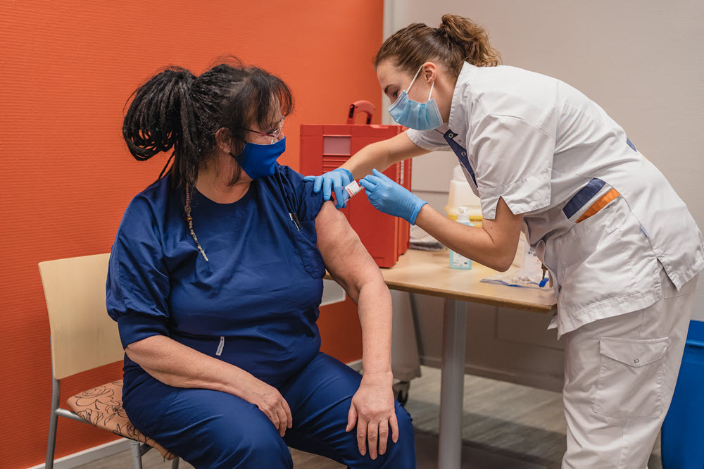 IC verpleegkundige Yolanda Mensink krijgt als eerste medewerker van St Jansdal het vaccin van BioNtech/Pfizer tegen COVID-19 toegediend