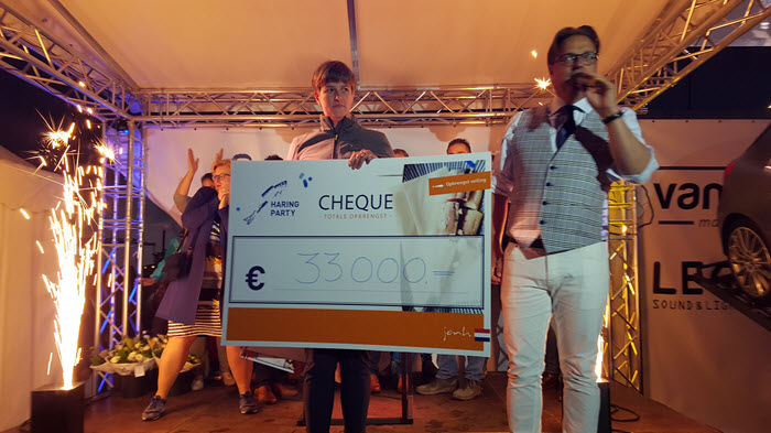 Cheque opgehaald bedrag Haringparty Harderwijk 2018