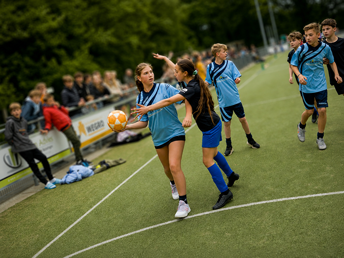 Spelbeeld van de finale tussen De Bron en De Wegwijzer. (foto's: Perspectief)