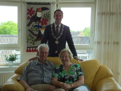Echtpaar J.J. Hendriks en W.P. Hendriks-Langendoen 60 jaar getrouwd