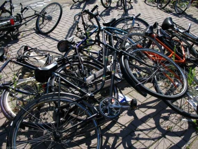 Verkeerd gestalde fietsen bij het station Harderwijk naar stalling verplaatst