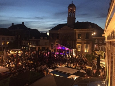 Flamin' stars en Popschool Harderwijk tijdens Harderwijk Live op zaterdag 15 augustus.