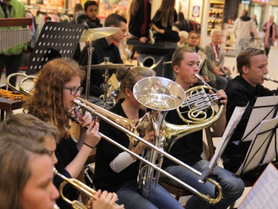 De jeugd van de Stedelijke Harmonie Harderwijk heeft vrijdag  2 oktober een concert gegeven midden in de Boni