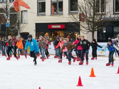 Gemeente Harderwijk leert kinderen uit het basisonderwijs schaatsen bij Harderwijk op IJs