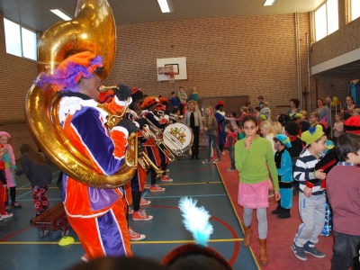 Pietenband TNM1 zet basisschool De Veste in Harderwijk op stelten