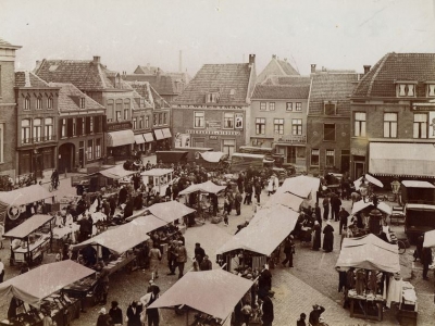 Herinner je je Harderwijk (oude foto van de weekmarkt)