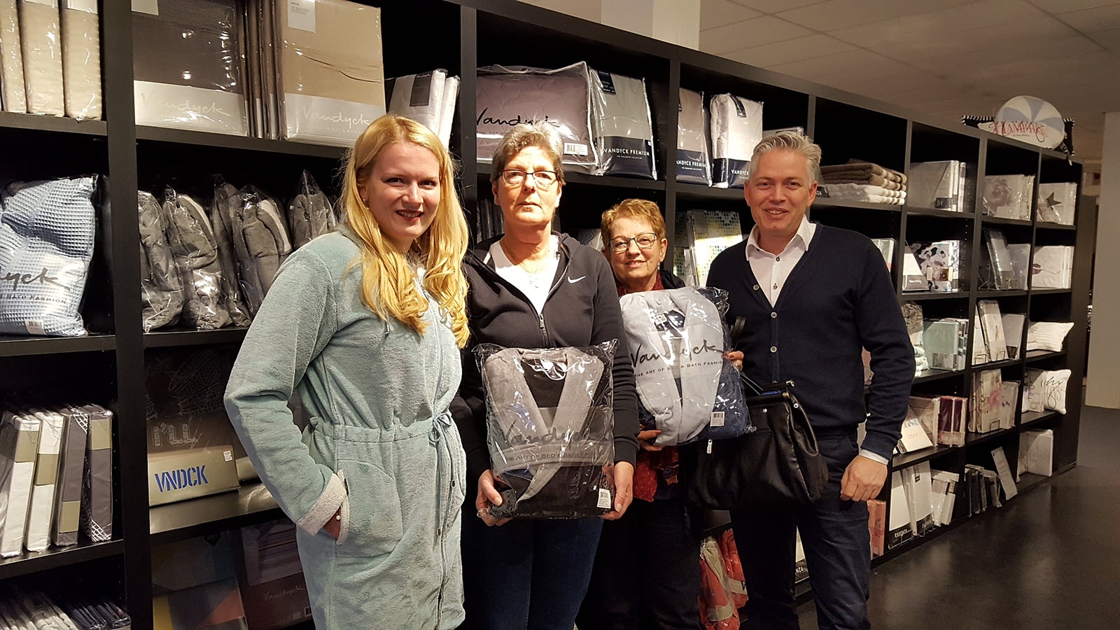 Prijsuitreiking badjassenactie van Den Herder Bedden Harderwijk (video)