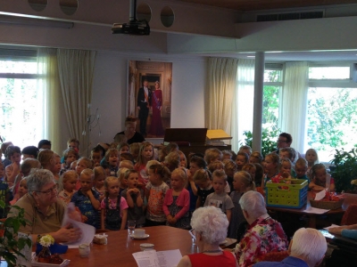 De groepen 1 en 2 van Basisschool de Bron zijn op bezoek geweest bij de bewoners van Randmeer en Weideheem