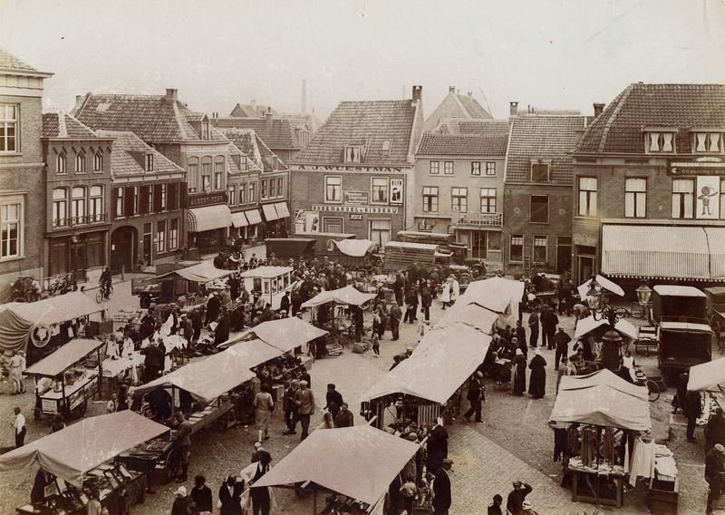 oude foto van een marktdag in Harderwijk Harderwijksezaken.nl
