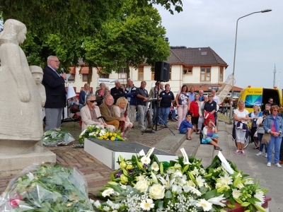 Kranslegging bij het monument aan de Vissershaven ter nagedachtenis aan de 40 verdronken Harderwijker Vissermannen