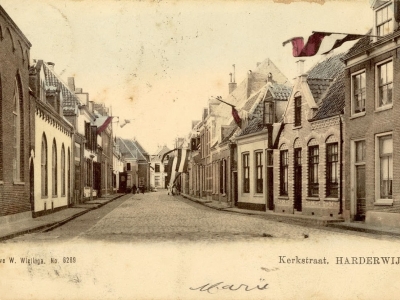 Herinner je je Harderwijk: oude foto van de Kerkstraat in Harderwijk