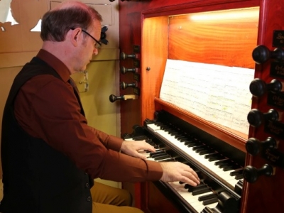 Willem van Twillert donderdag 18 augustus op Harderwijker Bätz-orgel