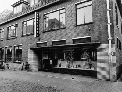Herinner je je Harderwijk: oude foto van apotheek Greidanus in de Donkerstraat