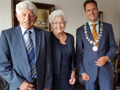 Echtpaar H. van Dam en G. van Dam-van Buuren vieren hun 60-jarig huwelijksjubileum