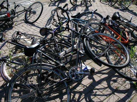 Fietswrakken worden binnenkort weer weggehaald op het NS station in Harderwijk