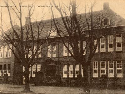 Herinner je je Harderwijk: oude foto van vakschool voor meisjes aan de Stationslaan in Harderwijk