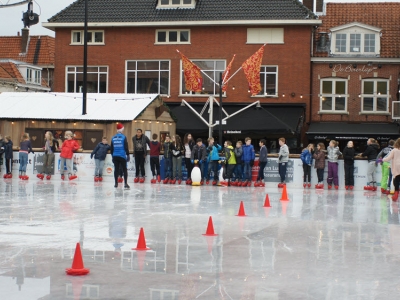 Gemeente Harderwijk leert kinderen schaatsen bij Harderwijk op IJs