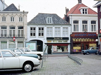 Herinner je je Harderwijk: oude foto Markt hoek Wolleweverstraat uit 1970 in Harderwijk