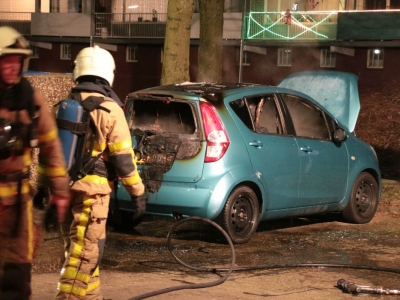 Auto brandt zondagmiddag volledig uit aan de Goeman Borgesiuslaan in Harderwijk