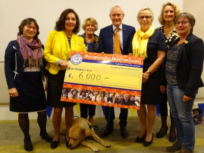 Soroptimistclub Noordwest-Veluwe haalt € 6.000,- euro op voor Hulphond Nederland. 