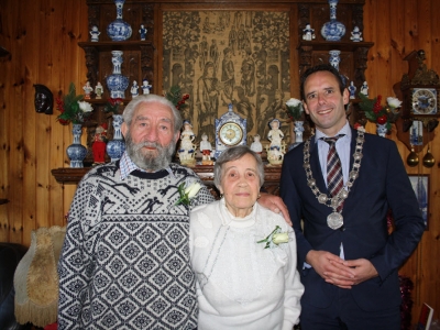 Echtpaar J. van den Berg en M.P. van den Berg-van Zutphen vieren hun 60-jarig huwelijksjubileum 