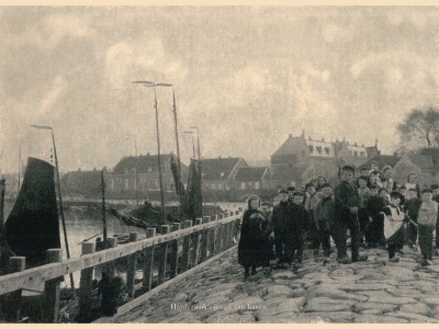 Herinner je je Harderwijk: oude foto van de jeugd bij de Haven van Harderwijk 