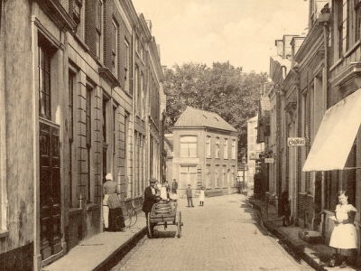 Herinner je je Harderwijk: oude foto van de Bruggestraat