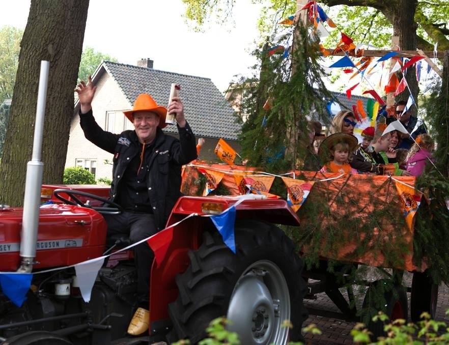 Koningsdag optocht in Hierden