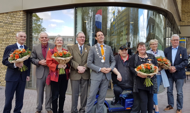 Het regent Koninklijke onderscheidingen in Harderwijk (Foto's)