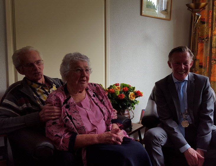 Echtpaar H. Bosma en M. Bosma-van Ballegooijen vieren hun 65-jarig huwelijksjubileum (video)