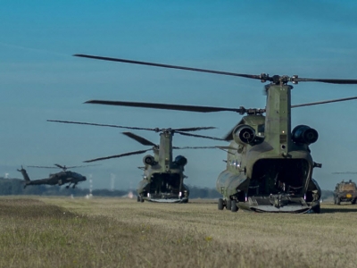 Oefening van het Defensie Helikopter Commando in samenwerking met de Koninklijk Landmacht